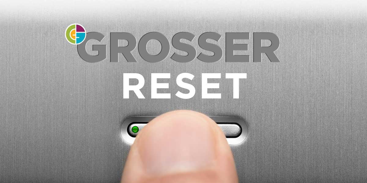 Finger, der die Reset-Taste drückt